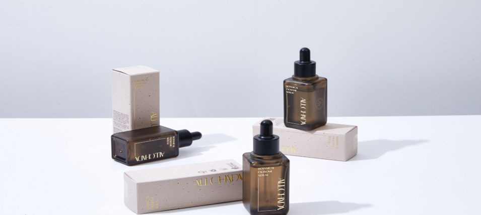 ALLCHADA Serum – luxuriöse koreanische Hautpflege in braunen Glasflaschen mit Pipette, präsentiert mit eleganten Verpackungen für Feuchtigkeit und Regeneration.