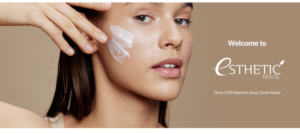 Esthetic House Korean Skincare – Frau trägt Gesichtscreme auf die Wange auf, Symbol für sanfte Hautpflege aus Seoul seit 2005.